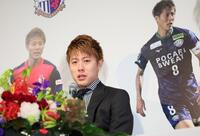 　引退会見に臨み、涙を見せて思い出を語る柿谷曜一朗（撮影・立川洋一郎）