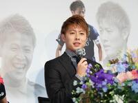 　引退会見に臨み、質問に答える柿谷曜一朗（撮影・立川洋一郎）