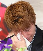　引退会見の途中にあふれ出る涙をぬぐう柿谷曜一朗（撮影・立川洋一郎）