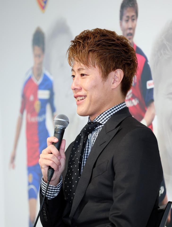 　引退会見に臨む柿谷曜一朗（撮影・立川洋一郎）