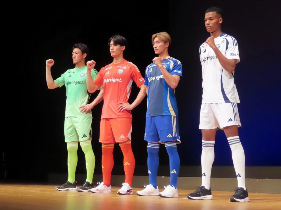 　２０２５年の新ユニホームに身を包んだ町田のＦＷ藤尾翔太（右から２番目）ら＝８日