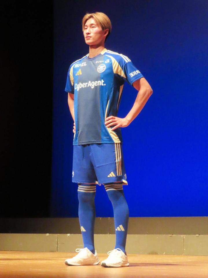 　２０２５年の新ユニホームを披露した町田のＦＷ藤尾翔太＝８日