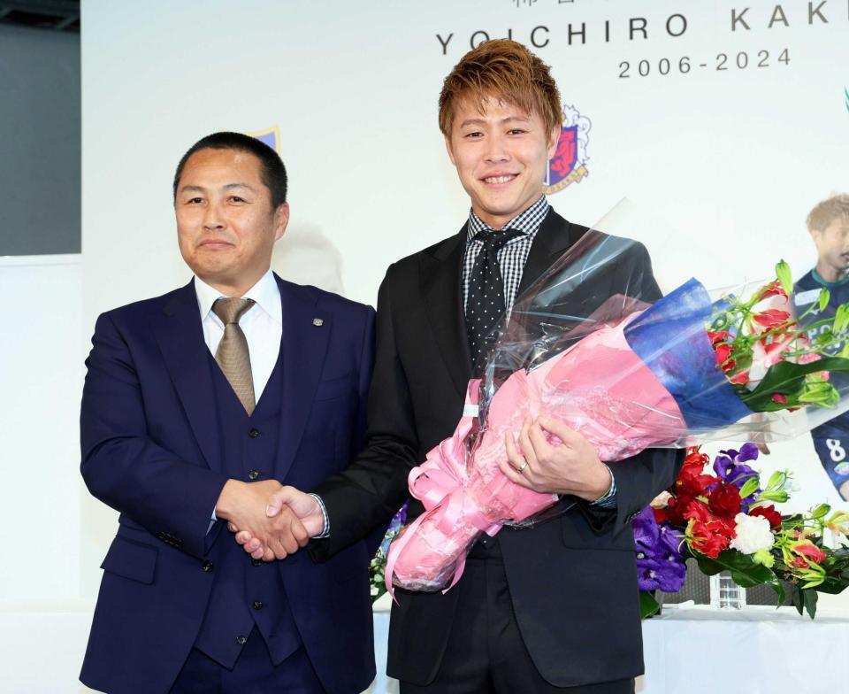 　Ｃ大阪の森島社長（左）から花束を手渡され笑顔を見せる柿谷曜一朗（撮影・立川洋一郎）