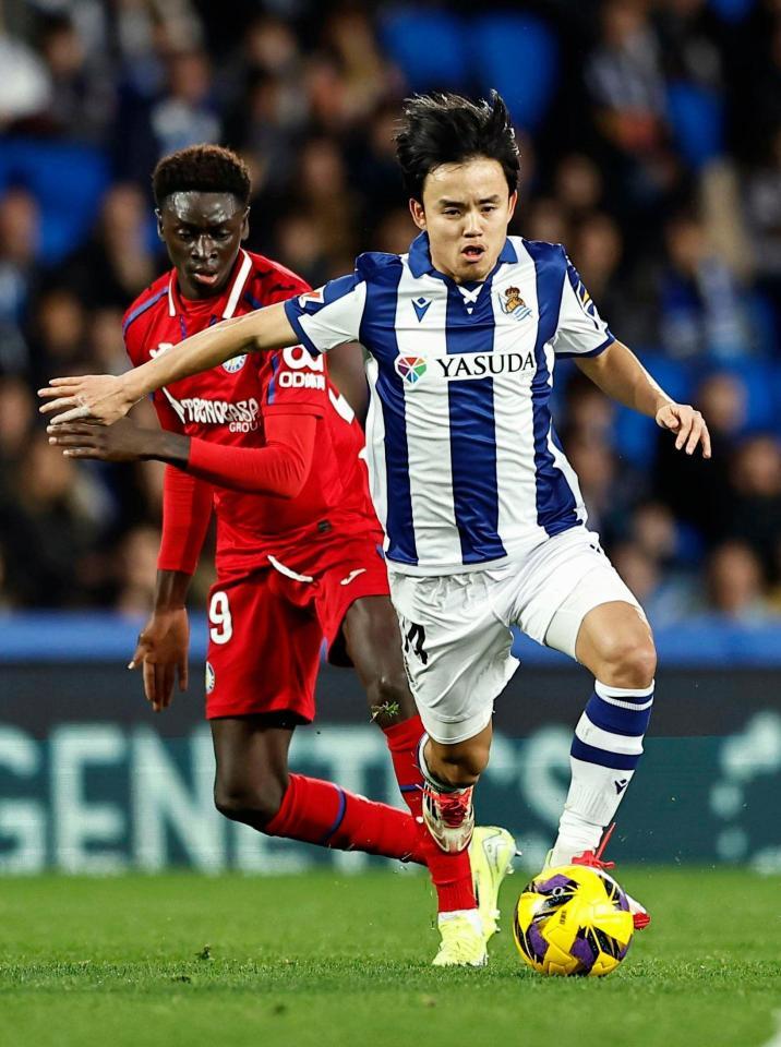 　ヘタフェ戦で攻め込むレアル・ソシエダードの久保（右）