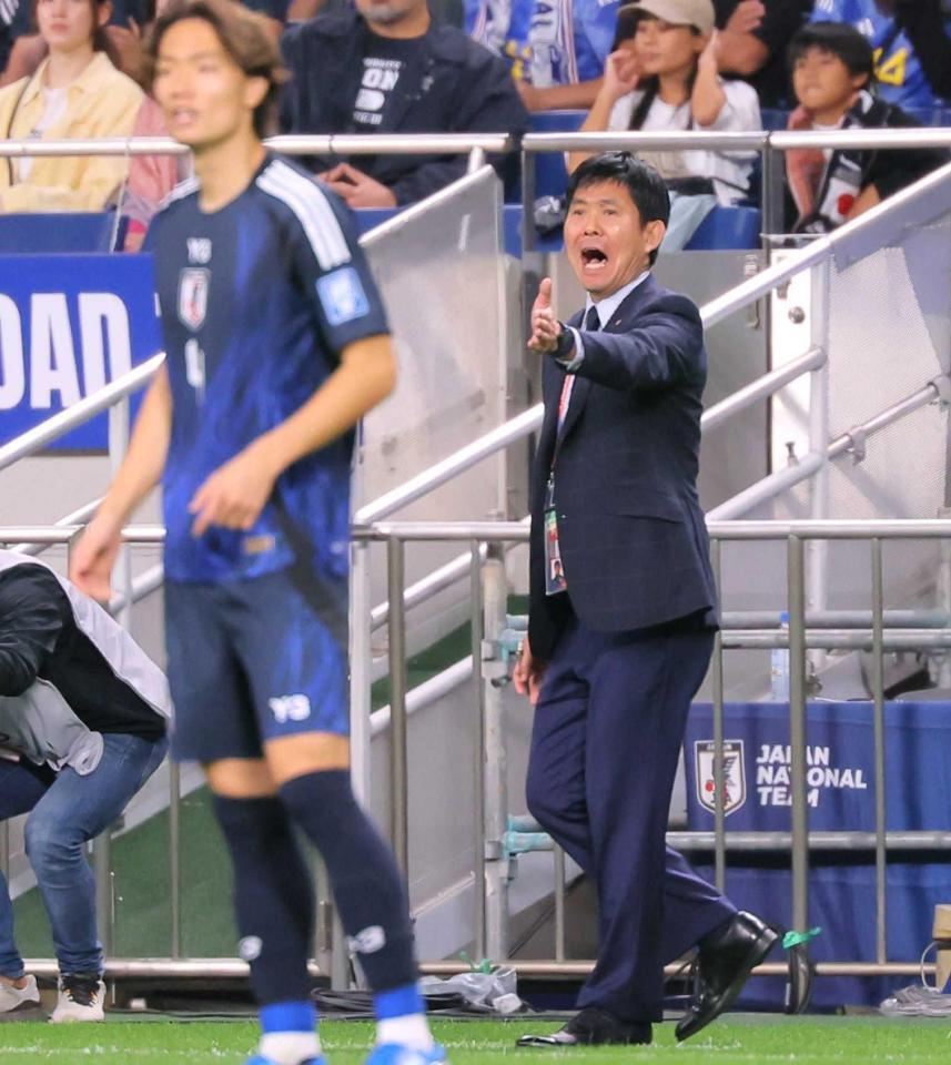 　前半、指示を出す森保一監督＝埼玉スタジアム２００２（撮影・吉澤敬太）