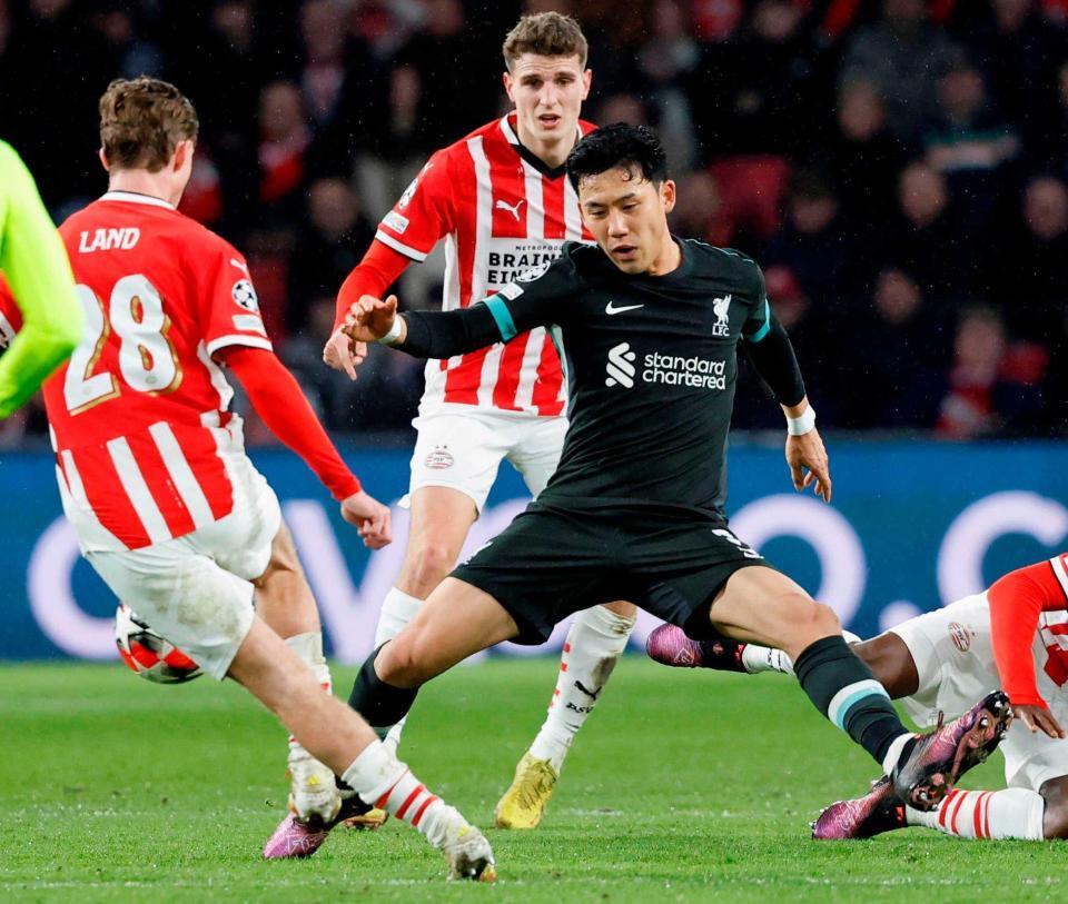 　ＰＳＶアイントホーフェン戦で攻め込むリバプールの遠藤（右）＝共同