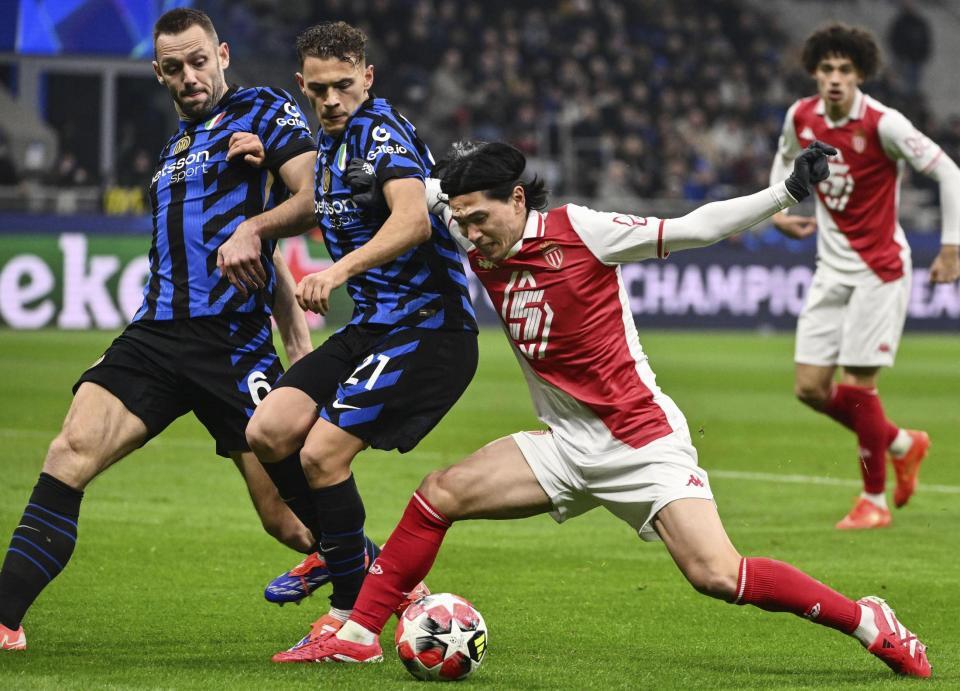 　インテル・ミラノ戦で攻め込むモナコの南野（右）＝共同