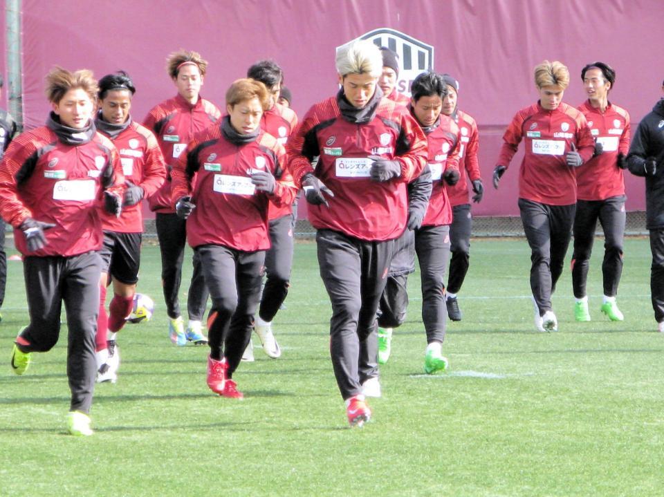 　サポーターの前で汗を流す大迫勇也（中央）ら