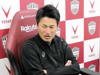 　厳しい表情で会見する吉田監督
