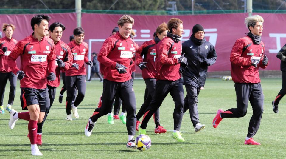 　公開練習でランニングする大迫（右端）ら神戸イレブン