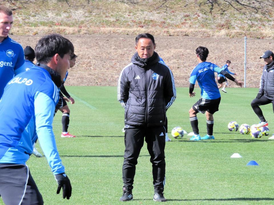　練習で厳しい視線を送る町田・黒田監督
