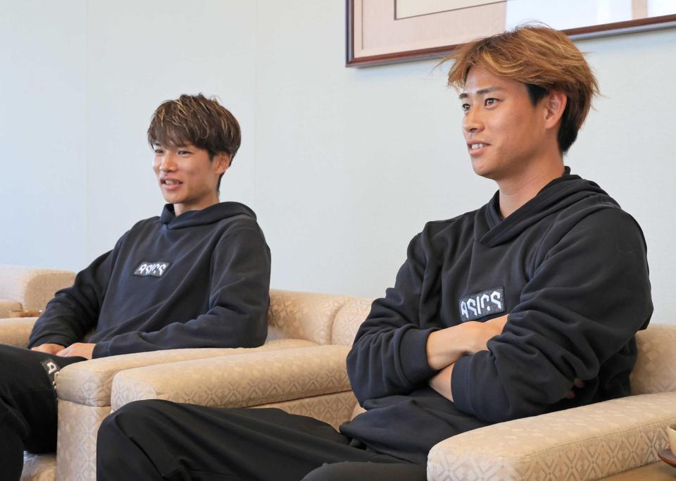 　表敬訪問したヴィッセル神戸の汰木（右）と扇原