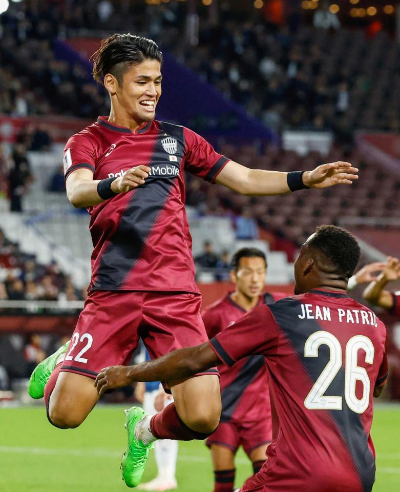 　今季からエースナンバーを背負う佐々木（左）