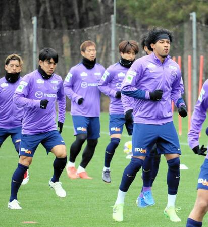 　スーパー杯に向けて調整する田中聡（左から２人目）、ジャーメイン（右端）ら広島イレブン（撮影・畠山賢大）