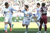 　前半、先制ゴールを決めた広島のトルガイ・アルスラン（中央）＝撮影・西岡正