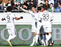 　後半、ゴールを決め拳を握って喜ぶ広島・荒木（中央）