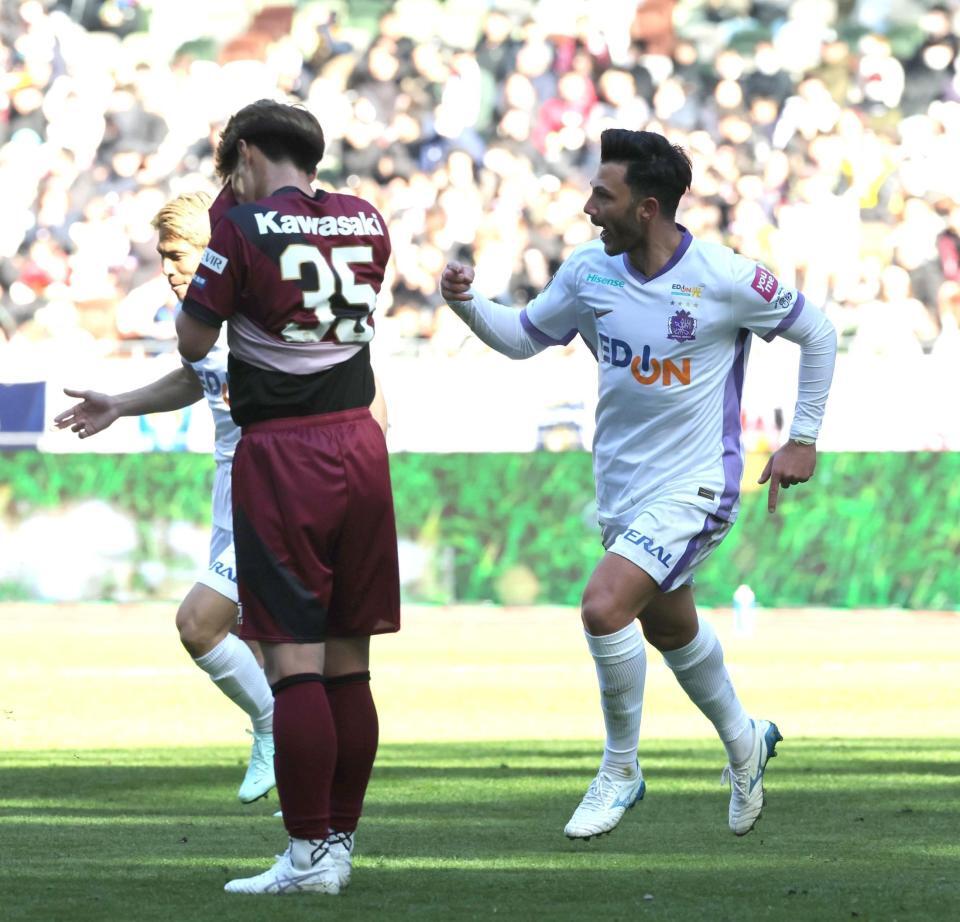 　前半、先制ゴールを決めた広島のトルガイ・アルスラン（撮影・西岡正）