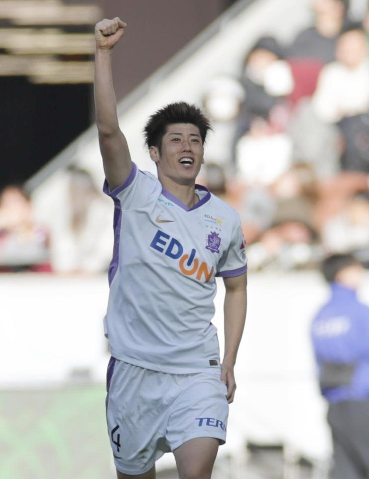 　後半、ゴールを決め喜ぶ広島・荒木