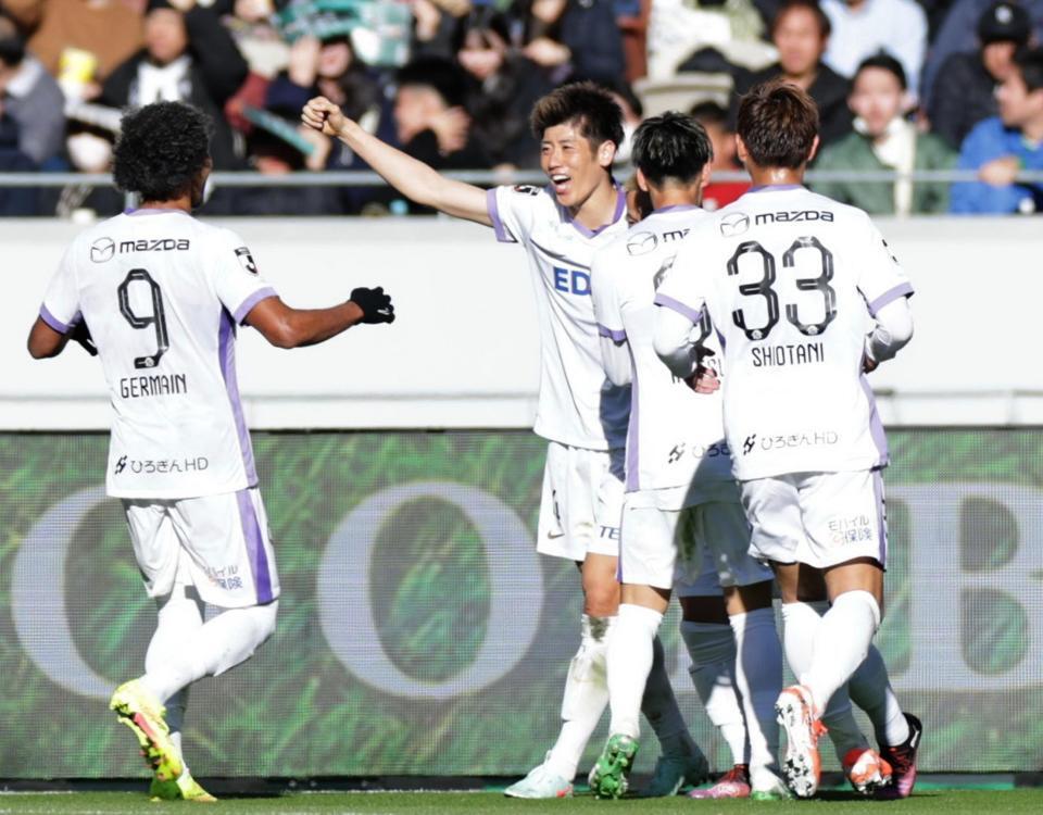 　後半、ゴールを決め拳を握って喜ぶ広島・荒木（中央）