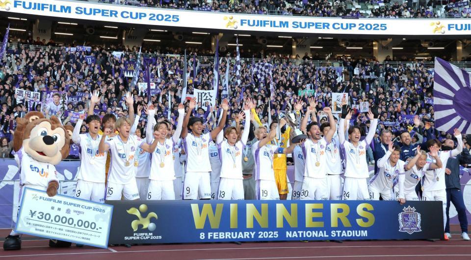 　サポーターの前で優勝を喜ぶ広島イレブン（撮影・西岡正）