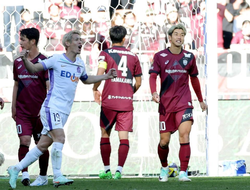 　後半に途中出場も、追加点を奪われ、悔しさをにじませる神戸・大迫（右端）