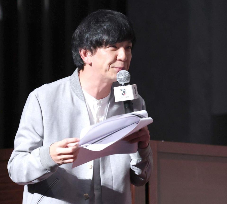 　尾形にツッコミを入れるパンサー向井（撮影・西岡正）