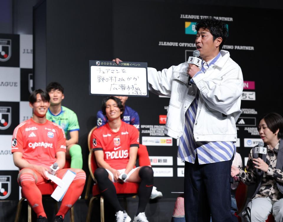 　選手にアピールするパンサー尾形（右）＝撮影・西岡正