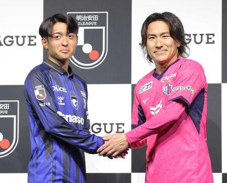 　開幕戦が大阪ダービーとなり、握手を交わすＧ大阪・名和田（左）とＣ大阪・登里（撮影・西岡正）