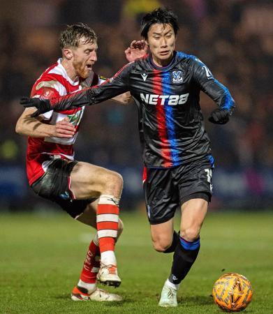 　ドンカスター戦で攻め込むクリスタルパレスの鎌田（右）＝ドンカスター（共同）