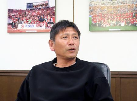 　取材に応じる鹿島の中田浩二フットボールダイレクター＝１１日、茨城県内