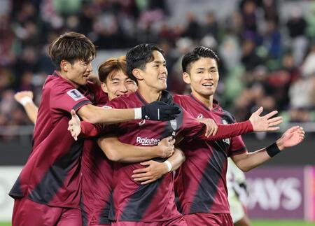 　前半、先制ゴールを決めサポーターにアピールする神戸・武藤（撮影・立川洋一郎）