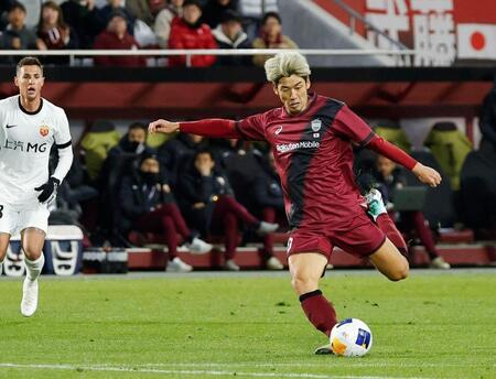 　前半、シュートを放つ神戸・大迫