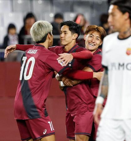 　前半、先制ゴールを決め喜ぶ神戸・武藤（左から２人目）