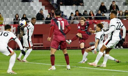 　前半、シュートを放つ神戸・酒井（右から３人目）