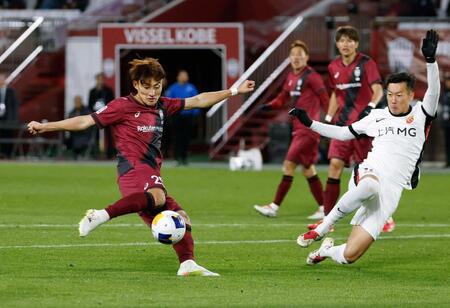 　後半、チーム２点目のゴールを決める神戸・鍬先（左）