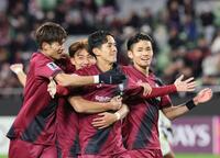 　前半、先制ゴールを決めサポーターにアピールする神戸・武藤（撮影・立川洋一郎）