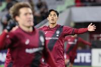 　前半、先制ゴールを決めサポーターへアピールする神戸・武藤嘉紀（撮影・立川洋一郎）