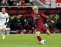 　前半、シュートを放つ神戸・大迫