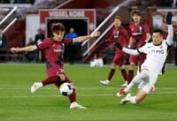 　後半、チーム２点目のゴールを決める神戸・鍬先（左）