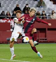 　前半、ゴールを狙う神戸・大迫（右）