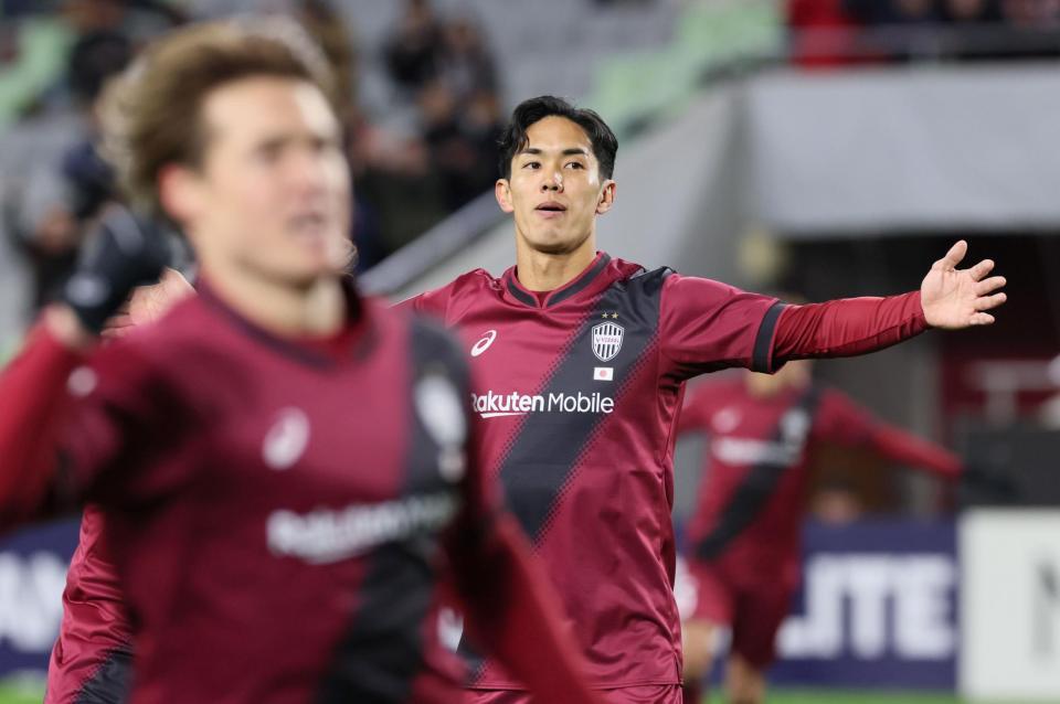 　前半、先制ゴールを決めサポーターへアピールする神戸・武藤嘉紀（撮影・立川洋一郎）