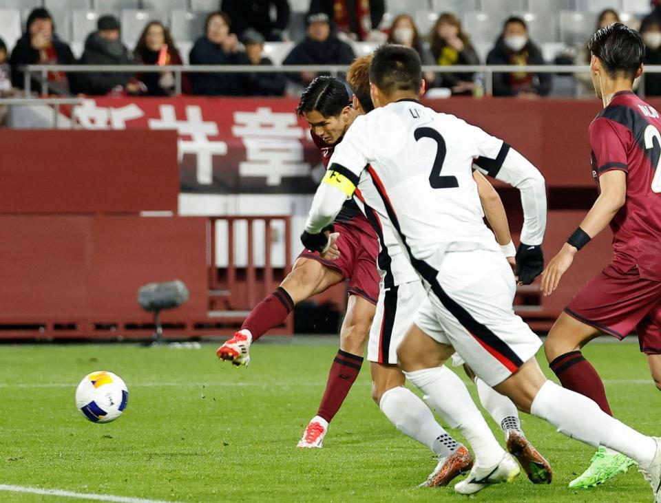 　前半、先制ゴールを決める神戸・武藤