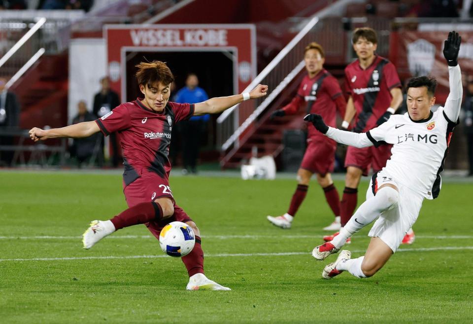 　後半、チーム２点目のゴールを決める神戸・鍬先（左）