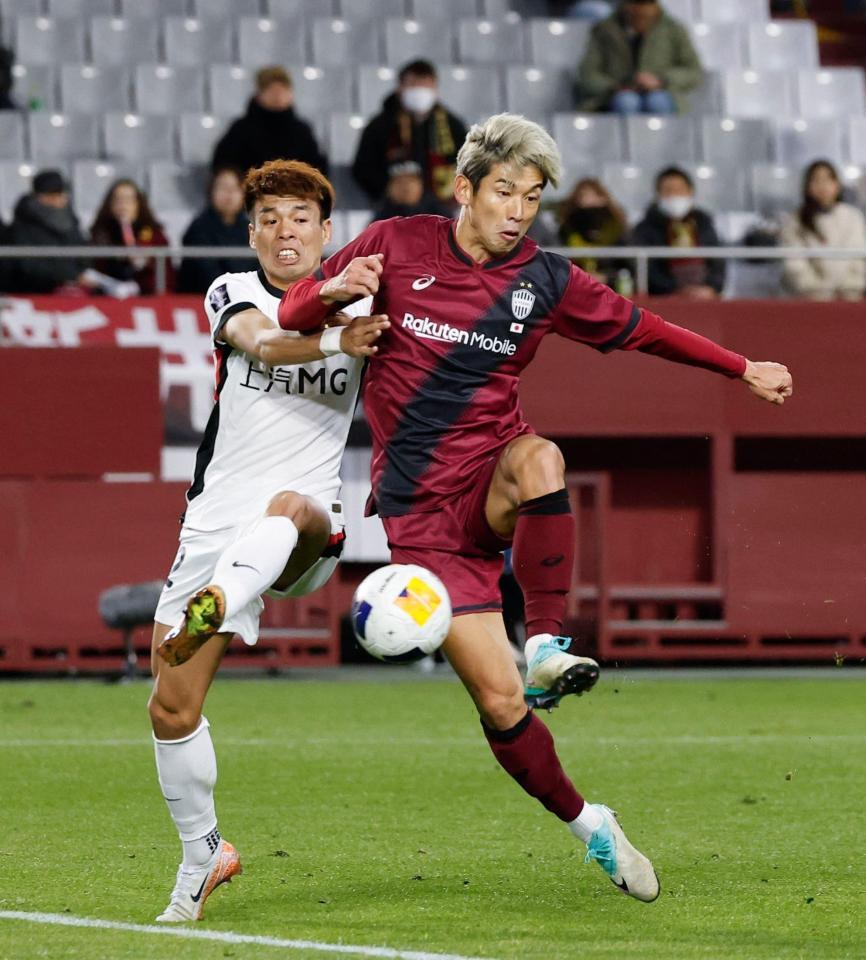 　前半、ゴールを狙う神戸・大迫（右）