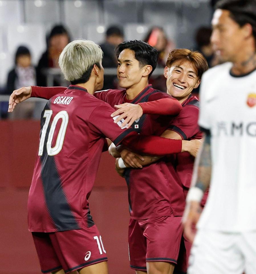 　前半、先制ゴールを決め喜ぶ神戸・武藤（左から２人目）