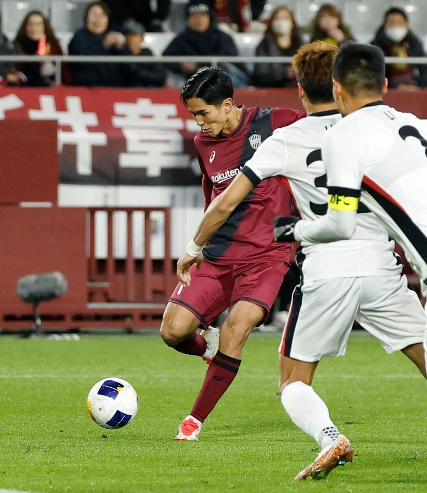 　前半、先制ゴールを決める神戸・武藤