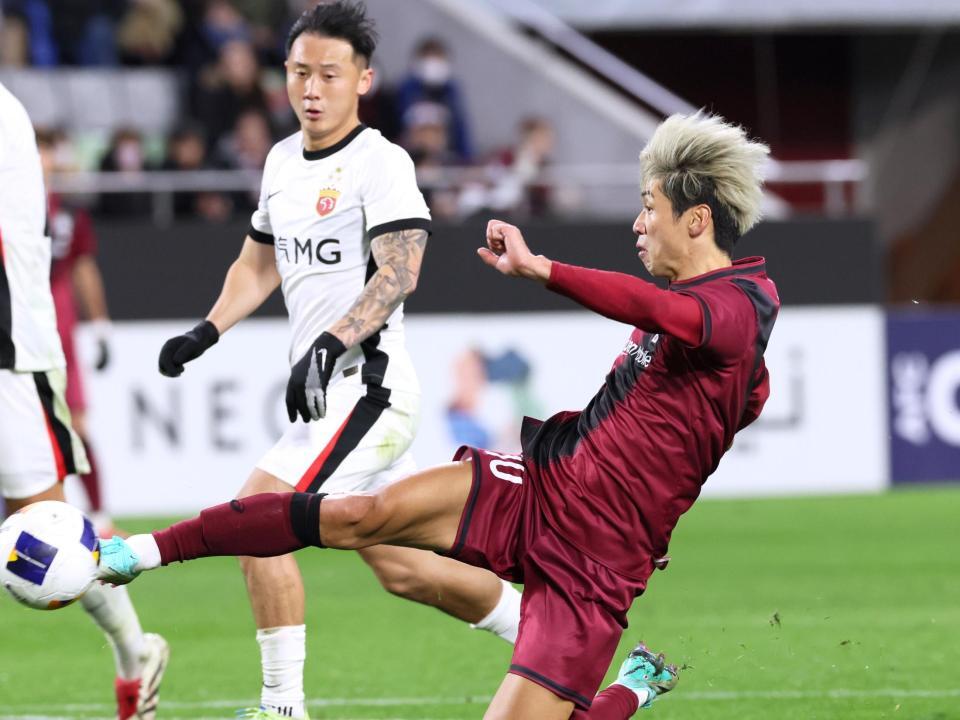 　後半、扇原からのクロスに走り込みダイレクトボレーでゴールを決める神戸・大迫勇也（撮影・立川洋一郎）