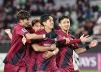 　前半、先制ゴールを決めサポーターにアピールする神戸・武藤（撮影・立川洋一郎）