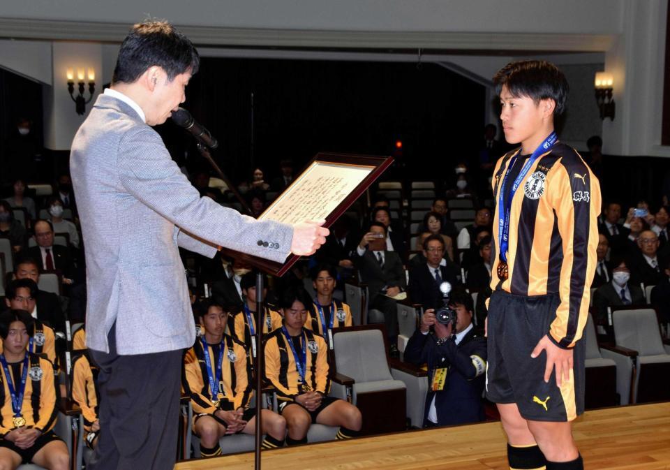 　群馬県の山本一太知事（左）から県民栄誉賞特別賞を贈呈される前橋育英高サッカー部員