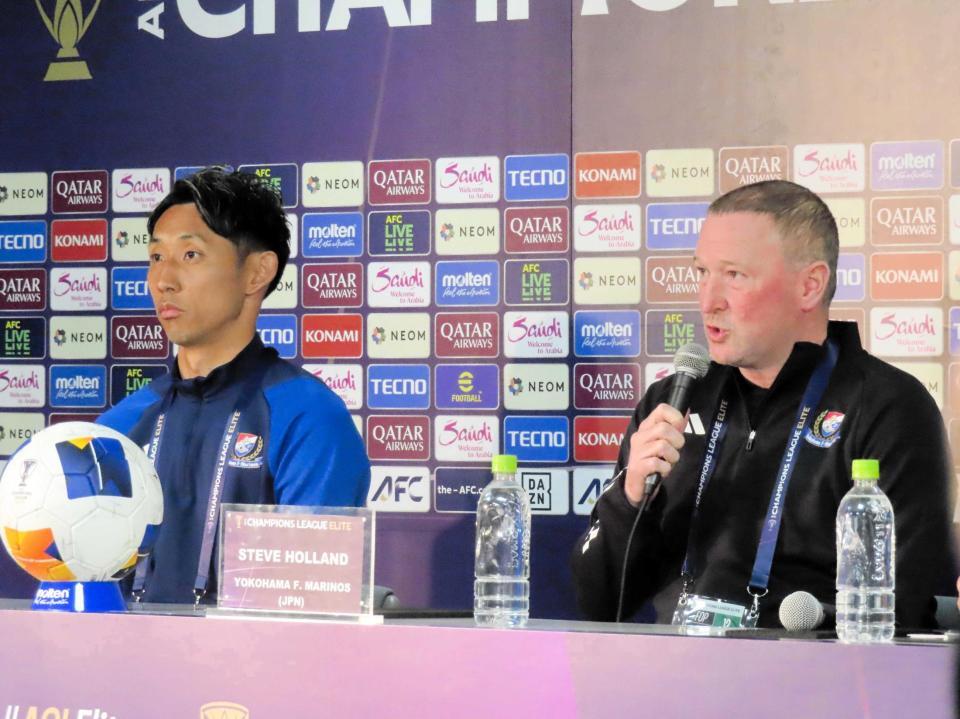 　上海申花戦に向けて意気込みを語った横浜Ｍ・ホーランド監督（右）とＧＫ朴